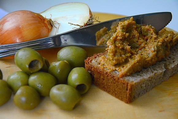 Pasta z oliwek i anchois do chleba