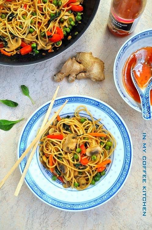 Makaron z warzywami i sosem chilli