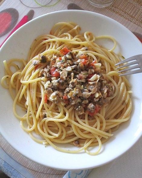 Spaghetti alle vongole i pomidory