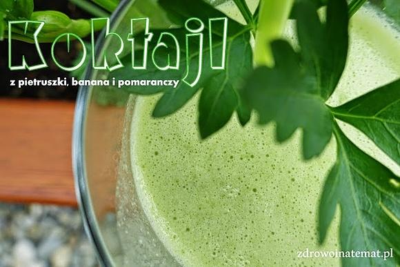 Wegański koktajl z pietruszką bananem pomarańczą i melisą