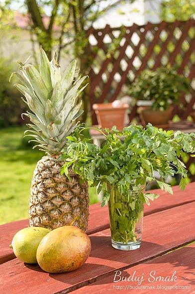 Smoothie z pietruszki mango i ananasa zdrowy koktajl na poprawę samopoczucia