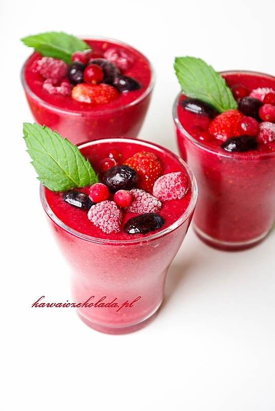 Owocowe smoothie bez cukru z malinami, truskawkami i bananami