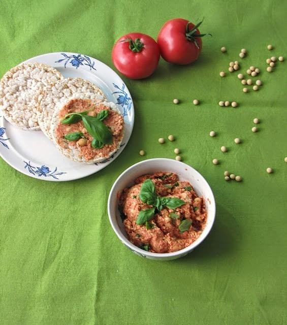 Pikantna pasta sojowa z bazylią