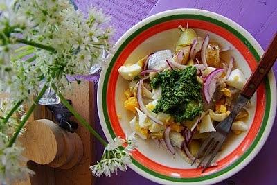 Sałatka śledziowa z młodymi ziemniakami i pesto z czosnku niedźwiedziego