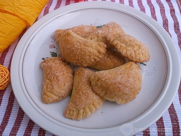 Drożdżowe pierożki z jabłkami