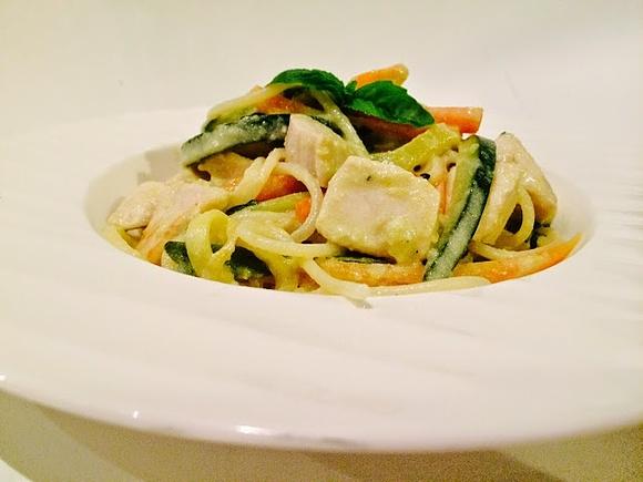 Kolorowe warzywne spaghetti z awokado i sherry