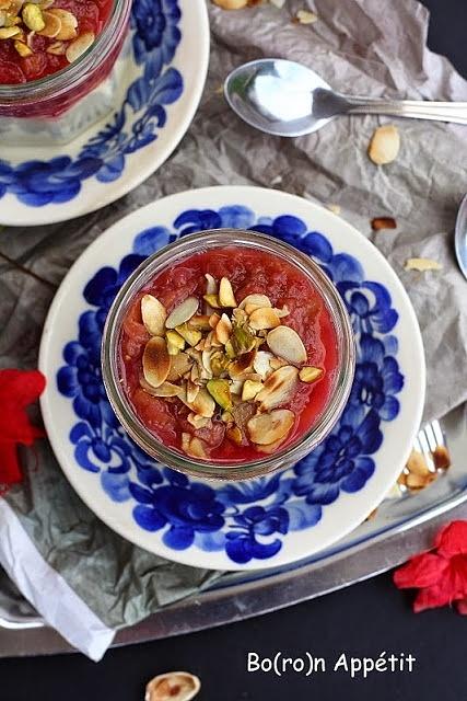 Deser z rabarbarem na bazie mascarpone i żółtek z aromatem wody różanej