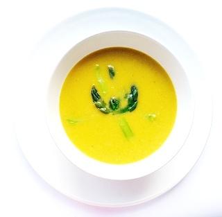 Zupa krem z batatów i szparagów z serem cheddar i lubczykiem