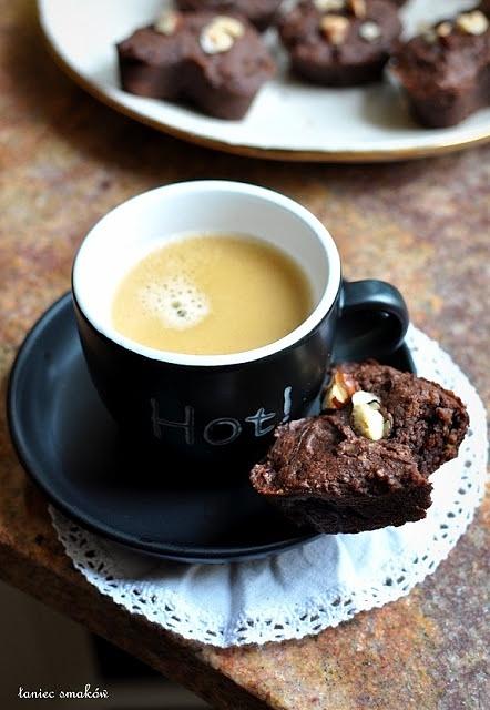 Odżywcze brownies z banana ciecierzycy i orzechów laskowych