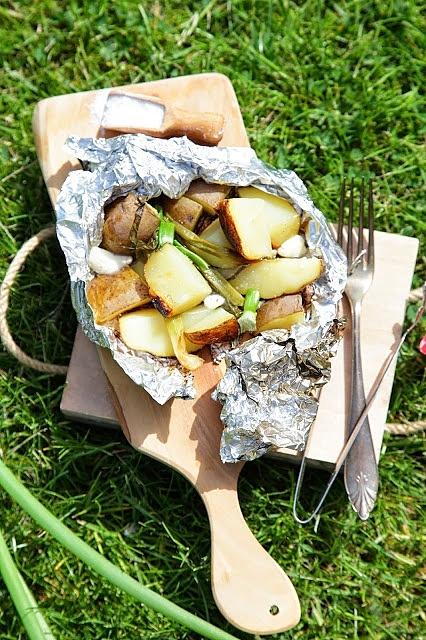 Grillowane ziemniaki z dymką i masłem