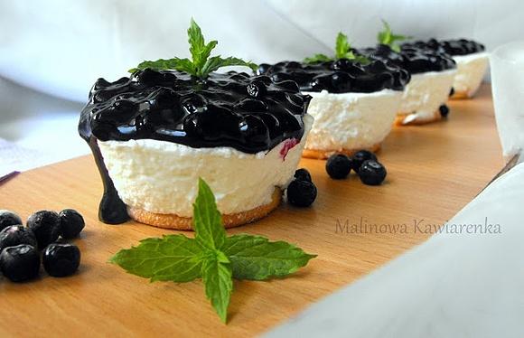 Mini serniczki limonkowe z frużeliną jagodową