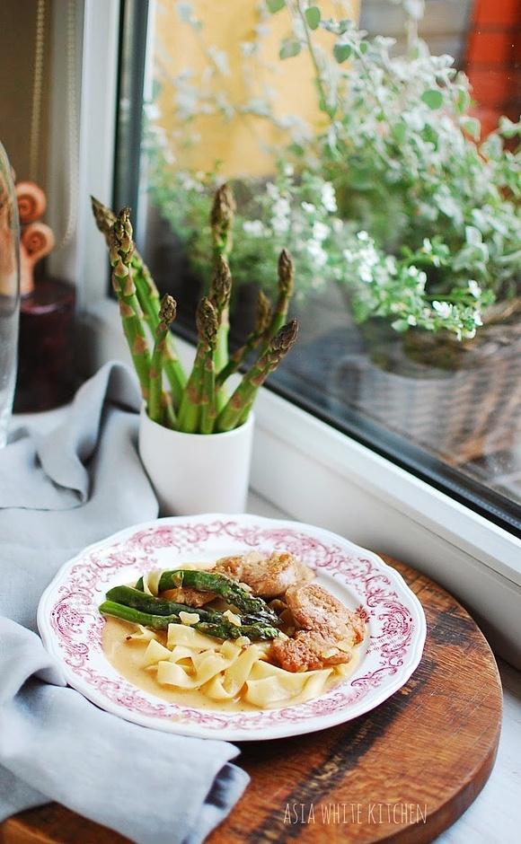 Tagliatelle ze szparagami i polędwicą