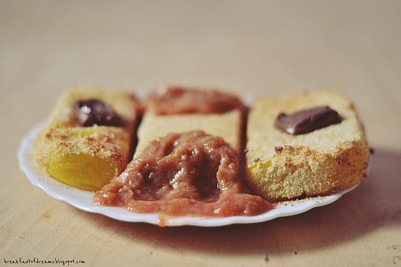 Ugotowana i upieczona polenta w kokosowej panierce z duszonym rabarbarem i czekoladą