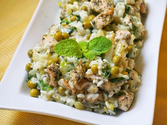 Zielone risotto z warzywami, mięta i cytryną