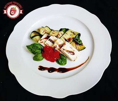 Sałatka z grillowaną cukinią i serem halloumi