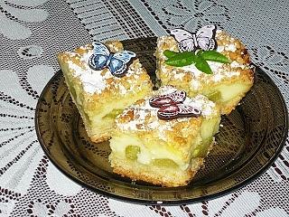 Rabarbarowe ciasto z budyniem i czekoladowymi motylkami