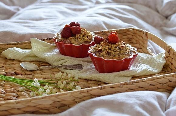 Pieczona owsianka truskawkowa na niedzielne śniadanie