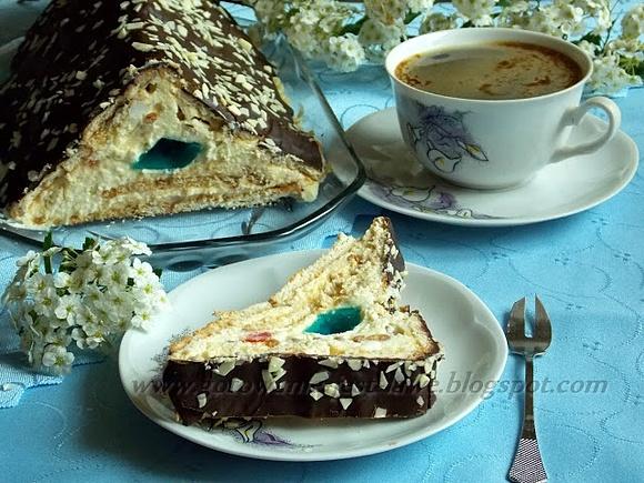 Chatka z deserów i serników z galaretką, herbatnikami i polewą czekoladową