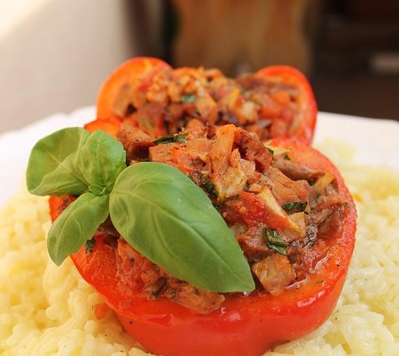 Wieprzowina zapiekana w paprykach z risotto