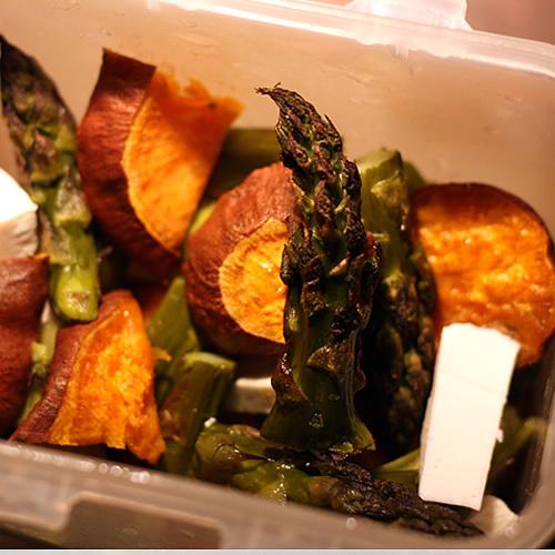Lunchbox z grillowanymi szparagami i batatami z owczym serem
