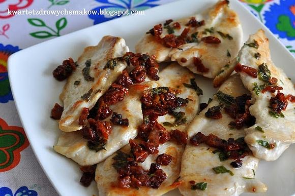 Grillowany filet z kurczaka z oregano i suszonymi pomidorami