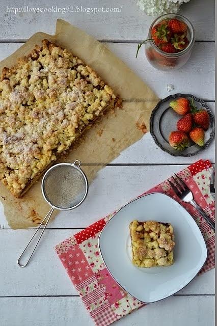 Ciasto kruche z rabarbarem i dżemem truskawkowym