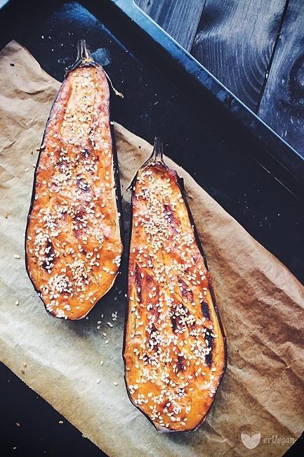 Pieczone bakłażany w glazurze z pasty miso