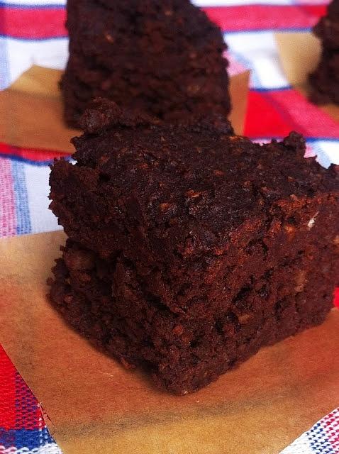 Kremowe brownie z nerkowców i ciecierzycy bez mąki i cukru