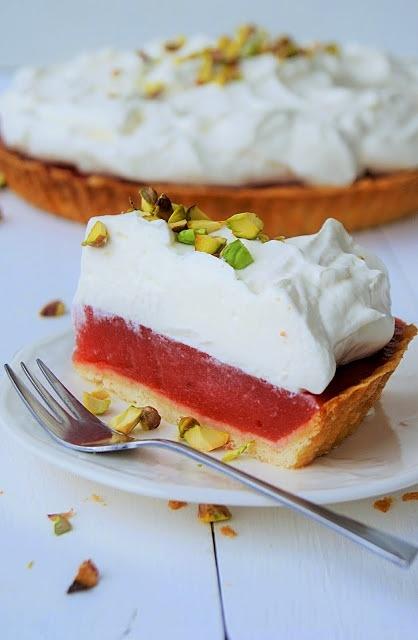 Tarta z musem rabarbarowym, bitą śmietaną i pistacjami