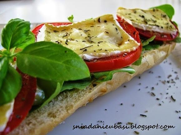 Bagietka Bella Italia z rukolą i serem camembert