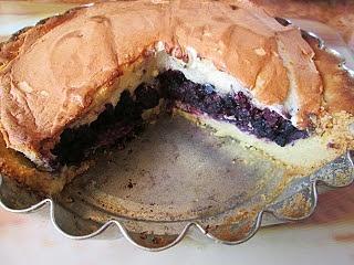 Krucha tarta z owocami i słodką pianką