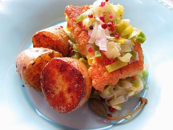 Halibut w panierce migdałowej z porem na maśle i ziemniakami
