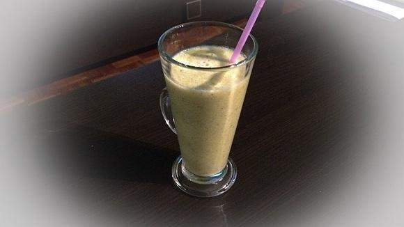 Smoothie o smaku banana i kiwi