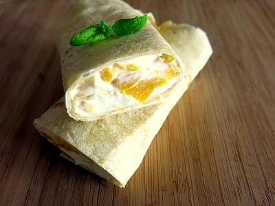 Tortilla z serkiem waniliowym i owocami