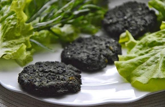 Wegańskie burgery z selera i tofu z spiruliną