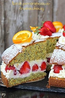 Torcik pomarańczowy z mascarpone i truskawkami