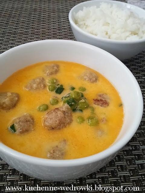 Czerwone curry z klopsikami i zielonym groszkiem