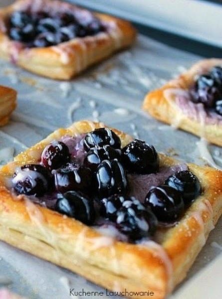 Tarta z ciasta francuskiego i jagód