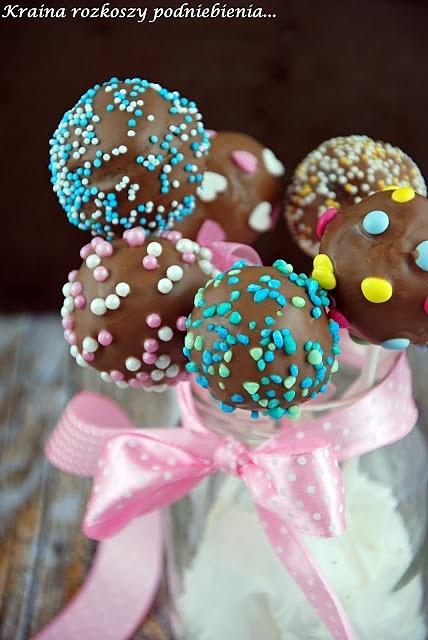 Cake pops - kolorowe ciasteczkowe kulki na patyku dla dzieci