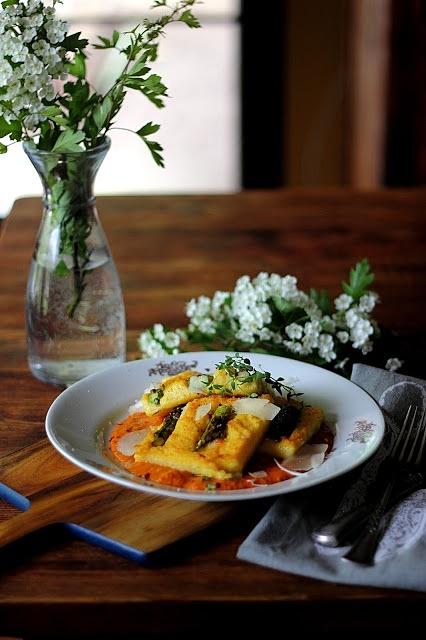 Grillowana polenta ze szparagami i sosem z pieczonych pomidorów