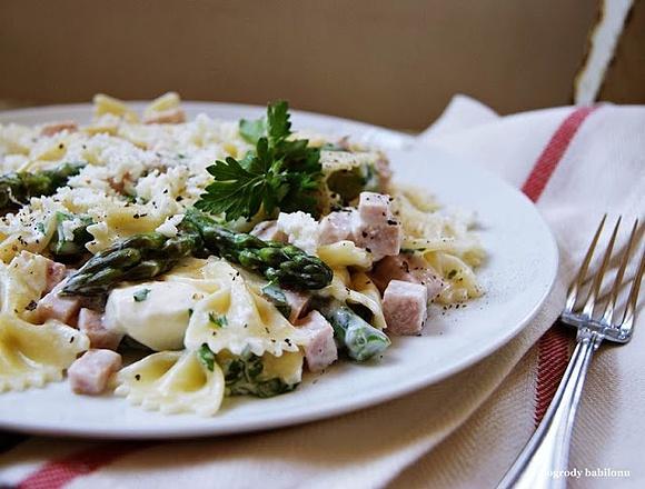 Farfalle ze szparagami i serem mozzarella
