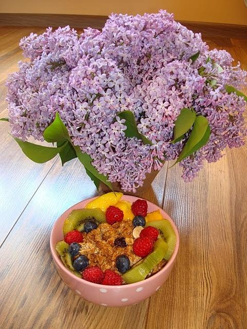 Domowa granola bananowo-kokosowa z jogurtem i owocami