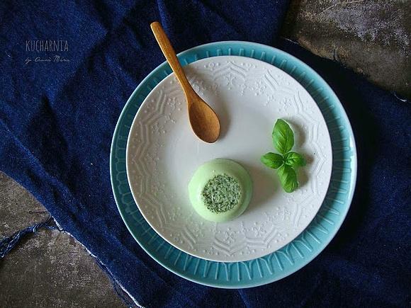 Bazyliowa panna cotta z truskawkami i syropem z bzu