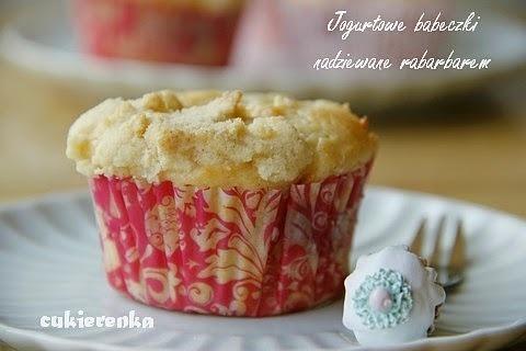 Jogurtowe babeczki z rabarbarem i kruszonką