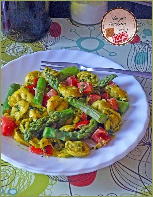 Tortellini z szparagami, pomidorami i pesto bezglutenowe