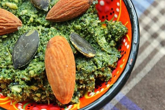 Co zrobić z natką marchewki? Marchewkowe pesto