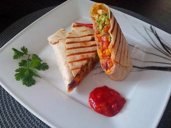 Burrito z kurczakiem i sosem guacamole
