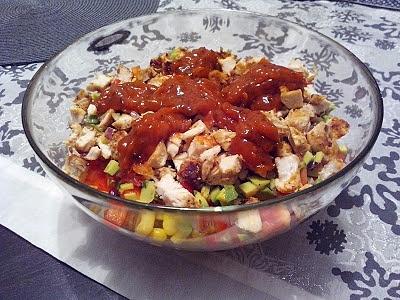 Sałatka burrito z kurczakiem, awokado i guacamole