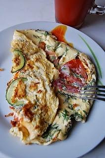 Omlet z cukinią i pomidorem