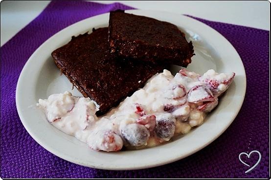 Czekoladowe bananowo-truskawkowe ciasto fasolowe z orzechami i bakaliami